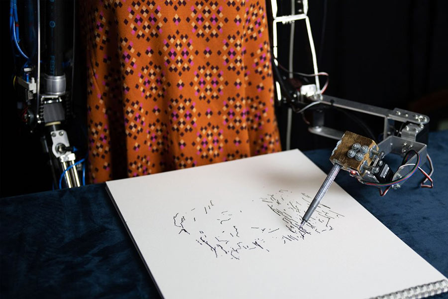 আইদা সম্পর্কে আদিয়ান বলেন, ‘‘ও যে একটা যন্ত্র, তা ও নিজেও জানে না। ওর সঙ্গে যে কোনও সাধারণ মানুযের মতোই কথা বলা যায়।’’