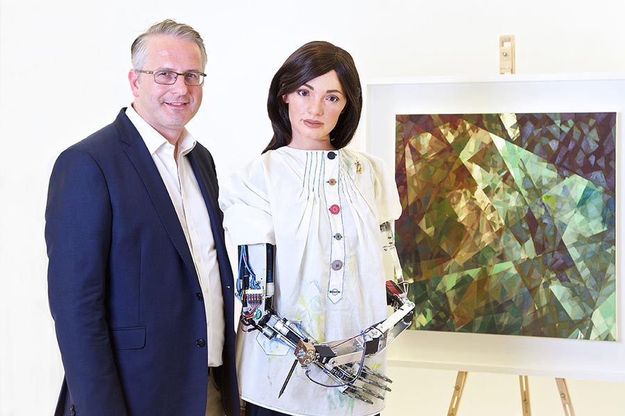 সম্প্রতি যন্ত্রের হাত ধরে মানব সভ্যতার অগ্রগতি লক্ষ করে আইদার নির্মাতা আদিয়ান সতর্ক করেছেন। তাঁর আশঙ্কা, কৃত্রিম বুদ্ধিমত্তা অদূর ভবিষ্যতে টেক্কা দেবে মানুষকেও।