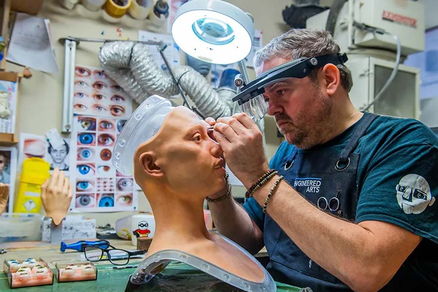 আদিয়ান বলেছেন, ‘‘কৃত্রিম বুদ্ধিমত্তার বিকাশ যথেষ্ট উদ্বেগের কারণ হয়ে উঠেছে। যন্ত্রের সঙ্গে আমরা একাত্ম হয়ে পড়ছি। পৃথিবী বদলে যাচ্ছে। আমাদের সতর্ক হতে হবে।’’