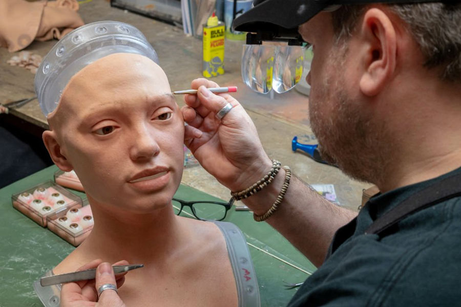 মানুষের জীবনের অন্ধকার দিকটিও সামনে এনে দেখাবে রোবটের কৃত্রিম বুদ্ধিমত্তা, দাবি আদিয়ানের। তাঁর কথায়, ‘‘প্রযুক্তি কখনও ভাল বা খারাপ হতে পারে না। আমরা কী ভাবে তা ব্যবহার করছি, তার উপরেই ভাল বা খারাপ নির্ভর করে।’’