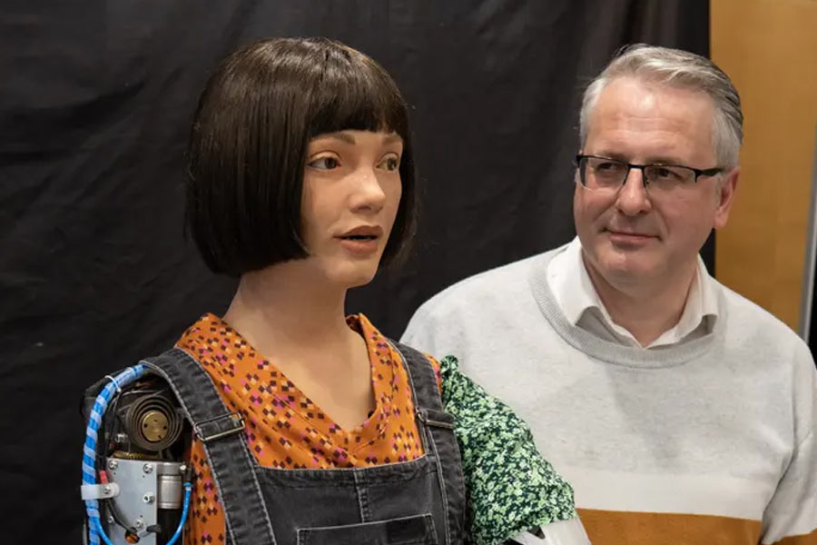 সম্প্রতি অক্সফোর্ডে একটি প্রদর্শনীতে আদিয়ানের সঙ্গে হাজির ছিল আইদা। সেখানে গিয়ে স্কুল পড়ুয়াদের সঙ্গে দেখা করে সে। তাদের সামনে ছবি এঁকে দেখায়।