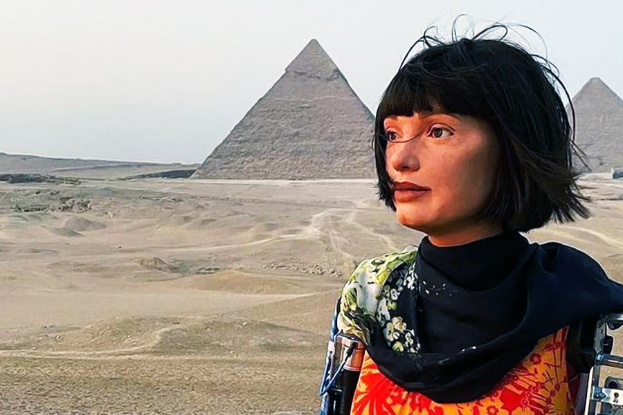 তবে রোবটই প্রথম মঙ্গল গ্রহে গিয়ে থাকবে, নিশ্চিত ভাবেই এমনটা জানিয়েছেন আদিয়ান। তাঁর বক্তব্য, কৃত্রিম বুদ্ধিমত্তার বিকাশে মানুষ হয়ে উঠবে বহুগ্রহবাসী। পৃথিবী ছাড়াও অন্য গ্রহে থাকতে শুরু করবে তারা।