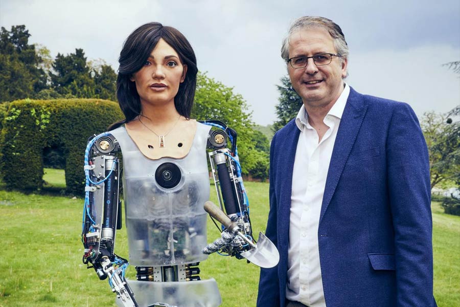 কৃত্রিম বুদ্ধিমত্তার পাশাপাশি আবহাওয়ার ভাবগতিক দেখেও আশঙ্কিত আদিয়ান। বিশ্ব উষ্ণায়ন এবং তার প্রভাবও মানব সভ্যতাকে একই বিপদের মুখে ঠেলে দিচ্ছে বলে জানিয়েছেন তিনি। 