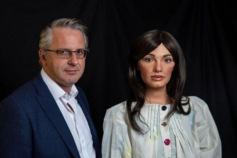 তবে উল্টো মতও আছে। অনেক বিজ্ঞানী এবং সমাজতত্ত্ববিদ মনে করেন, কৃত্রিম বুদ্ধিমত্তা যতই উন্নতি করুক, তা কোনও দিনই মানুষের বুদ্ধিমত্তাকে অতিক্রম করতে পারবে না। কারণ, কৃত্রিম বুদ্ধিমত্তার সৃজনের ক্ষমতা নেই, যা শুধু রয়েছে মানুষেরই।