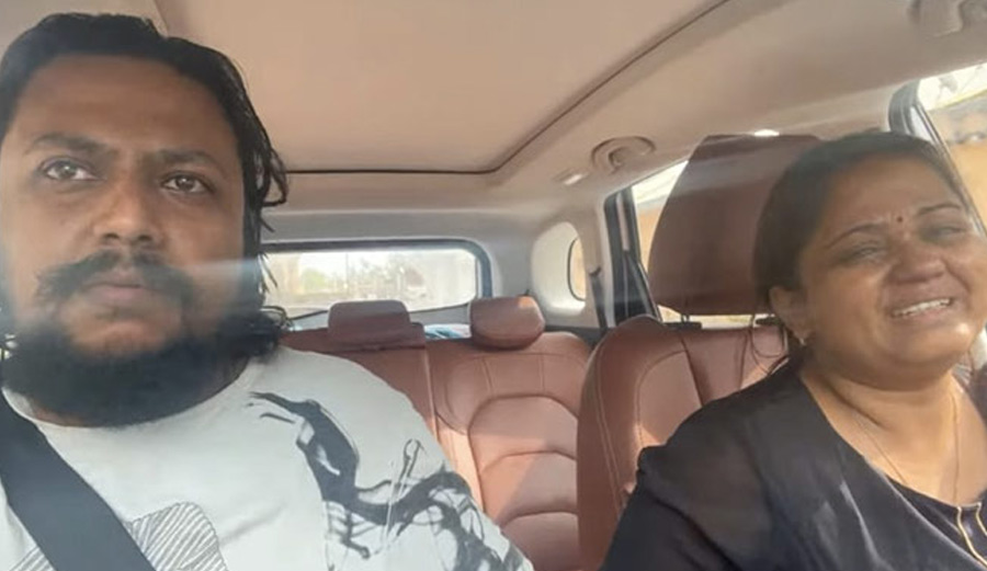 মেয়ের খোঁজে কেঁদে আকুল কাব্যর মা।