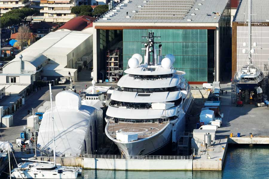 চলতি বছরের মার্চে পিসা শহরের কাছে মারিনা দি কারারা বন্দরে ওই বিলাসবহুল সুপারইয়টটি নোঙর করেছিল। কোটি কোটি ডলার খরচ করে তার অন্দরের যন্ত্রপাতি মেরামতি এবং সংস্কারের কাজ চলছিল। তবে মাসের পর মাস কেটে গেলেও সুপারইয়টটির আসল মালিকানা নিয়ে কিছুই স্পষ্ট করে জানা যায়নি। 