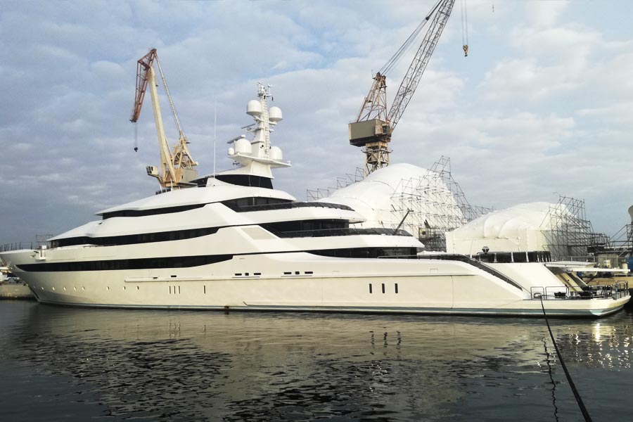 কাগজেকলমে ওই সুপারইয়টের মালিক হিসাবে গাই বেনেট-পিয়ার্স নামে এক ব্রিটিশের নাম রয়েছে। তবে ইটালির দাবি, ‘দ্য শেহরাজাদে’ নামে ওই সুপারইয়টটির বেশির ভাগ কর্মী আসলে রাশিয়ার গুপ্তচর সংস্থার কর্মী। যদিও এ নিয়ে টুঁ শব্দও করেনি রাশিয়া।