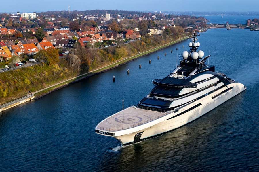 শেষমেশ মে মাসে ওই সুপারইয়টটি বাজেয়াপ্ত করেছে ইটালি প্রশাসন। সেই সঙ্গে নির্দেশ দেওয়া হয়েছে, আপাতত ইটালির বন্দর ছেড়ে যেতে পারবে না সেটি।