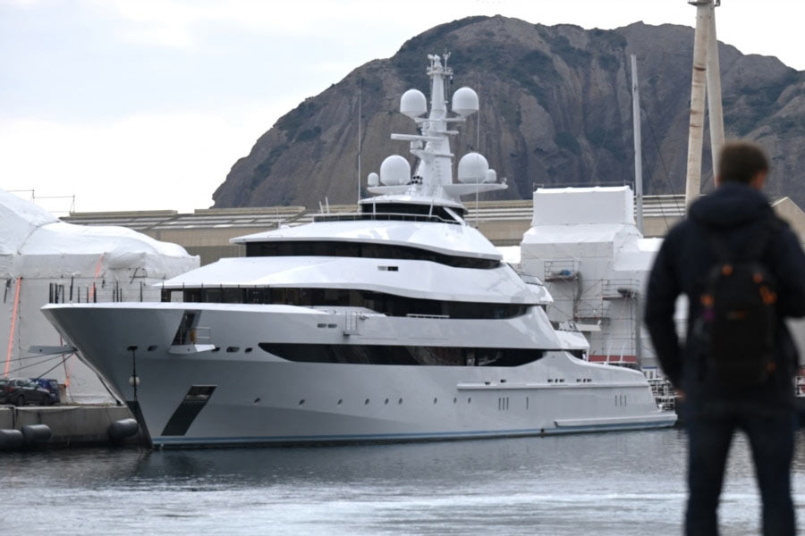 কেন এ ধরনের পদক্ষেপ করল ইটালি প্রশাসন? একটি বিবৃতি জারি করে ইটালির পুলিশের দাবি, ‘সুপারইয়টের কাগজপত্র খতিয়ে দেখার পর জানা গিয়েছে, দ্য শেহরাজাদের মালিকের সঙ্গে রুশ সরকারের অর্থনৈতিক সম্পর্ক রয়েছে।’