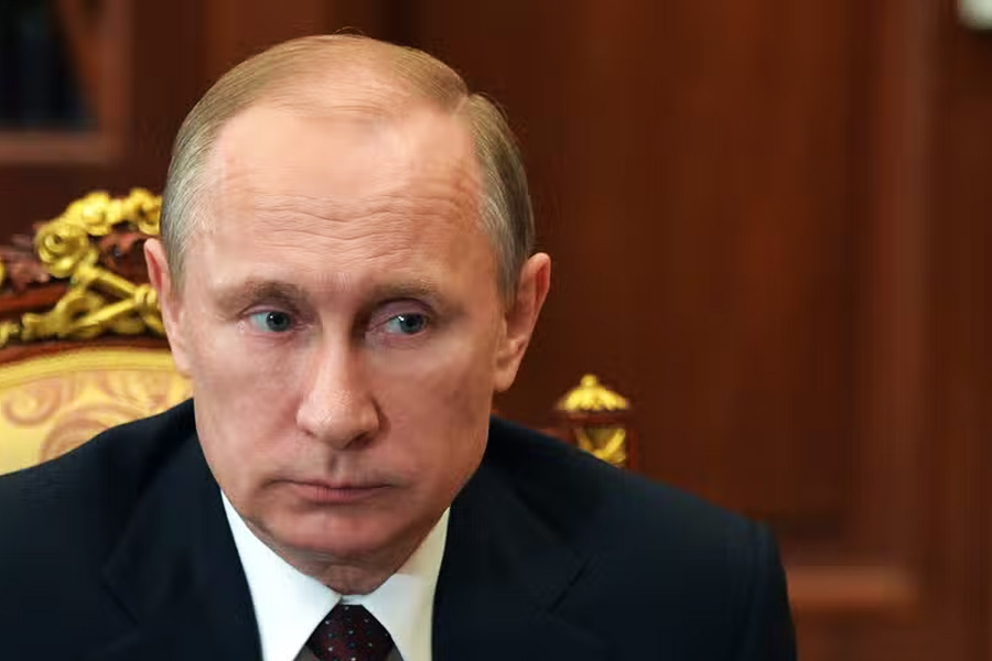 পুতিন-বিরোধী বলে পরিচিত সংবাদমাধ্যম ডসিয়ের সেন্টারের দাবি, রাশিয়ার প্রেসিডেন্টকে ওই সুপারইয়টটি উপহার দিয়েছিলেন তাঁরই প্রাণের বন্ধুরা। এবং এই উপহারের জন্য ৫৮.৩ কোটি ইউরো ঢালা হয়েছে অ্যালেরা অ্যাসেটস, দিয়াম ওভারসিস, হাই ডেফিনিশন, ইম্পেরিয়াল ইয়টস এবং ওন্দা মেয়ার নামে পাঁচটি বিদেশি সংস্থার মাধ্যমে। 