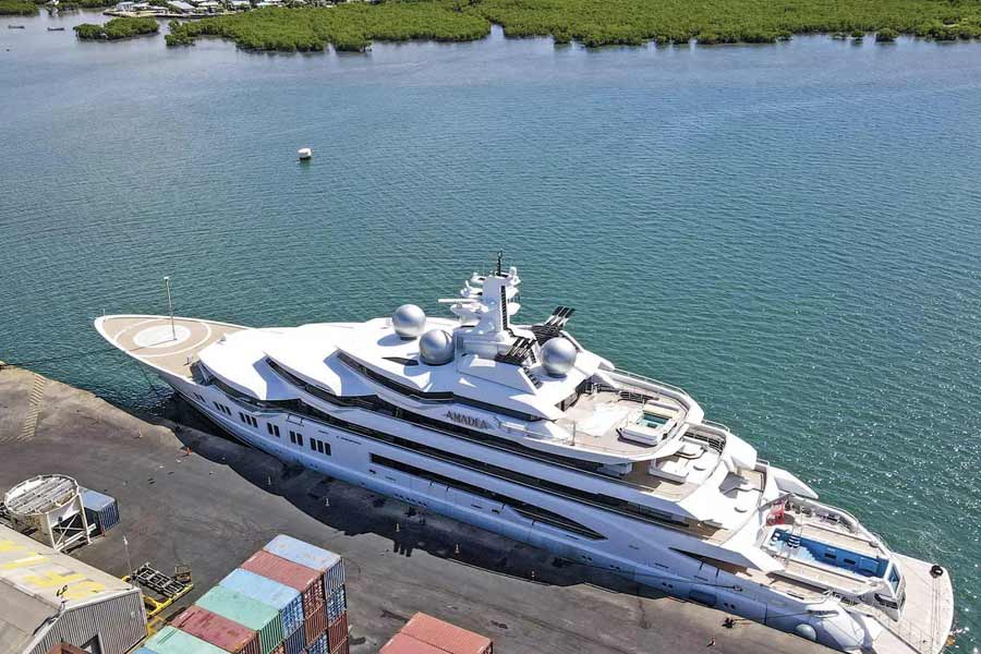 এই দামি উপহার কেনার ভাবনা নাকি এসেছিল গেনাডি টিমচেঙ্কো নামে এক ধনকুবেরের মনে। তবে তিনি একা নন, এই উপহারের পিছনে আরও অনেকে ধনকুবেরের অবদান রয়েছে বলে দাবি। এই উপহার কিনতে তাঁরা নাকি ৫০ কোটি পাউন্ড অর্থ ঢেলেছেন।