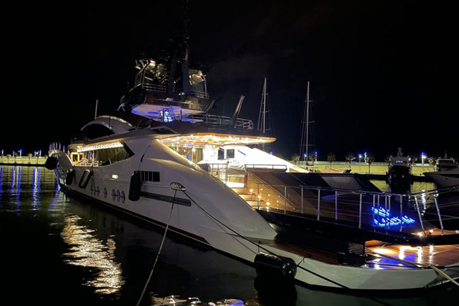 সুপারইয়টটি কেনার পর তার বিলাসী অন্দরসজ্জা-সহ নানা যন্ত্রপাতি জুড়তে আরও কয়েক কোটি পাউন্ড খসেছে ধনকুবেরদের। সব মিলিয়ে সেই অর্থের পরিমাণ বেড়ে দাঁড়িয়েছে ৮৫ কোটি পাউন্ডের কাছাকাছি।