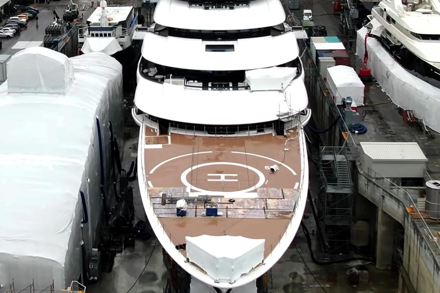 ইটালির যে সমস্ত স্থানীয় কর্মী এই সুপারইয়টে মেরামতির কাজ করেছেন, তাঁরাও এর অন্দরের সাজসজ্জা নিয়ে নানা দাবি করেছেন। তাঁরা জানিয়েছেন, সুপারইয়টটিতে রয়েছে একাধিক সুইমিং পুল।