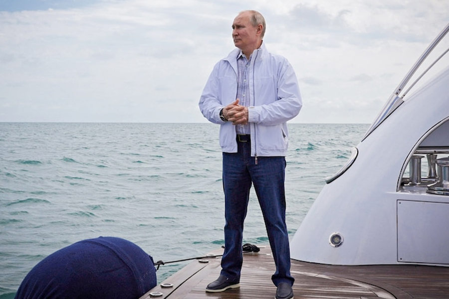 এতে রয়েছে সনা বাথ নেওয়ার বন্দোবস্ত। অত্যাধুনিক স্পা কমপ্লেক্স, একটি বিশালাকার থিয়েটার, একাধিক বলরুম এবং একটি জুডো জিম। প্রসঙ্গত, পুতিন নিজে জুডোয় ব্ল্যাক বেল্টের অধিকারী। ফলে অনেকেই এখানে রাশিয়ার সর্বময় নেতার ব্যক্তিগত পছন্দের প্রসঙ্গও তুলে ধরেছেন। এ ছাড়া, এই সুপারইয়টে একটি হাসপাতালও রয়েছে।