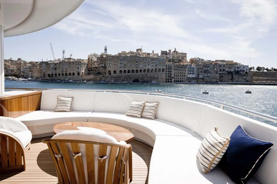 অতিথিদের মন মজাতে ন’টি অভিজাত কেবিনও রয়েছে এতে। সেই সঙ্গে সুপারইয়টের ৪০ জন কর্মীর থাকার জন্য আরও ২০টি কেবিনও রয়েছে এই সুপারইয়টে। রয়েছে দু’টি হেলিপ্যাড।