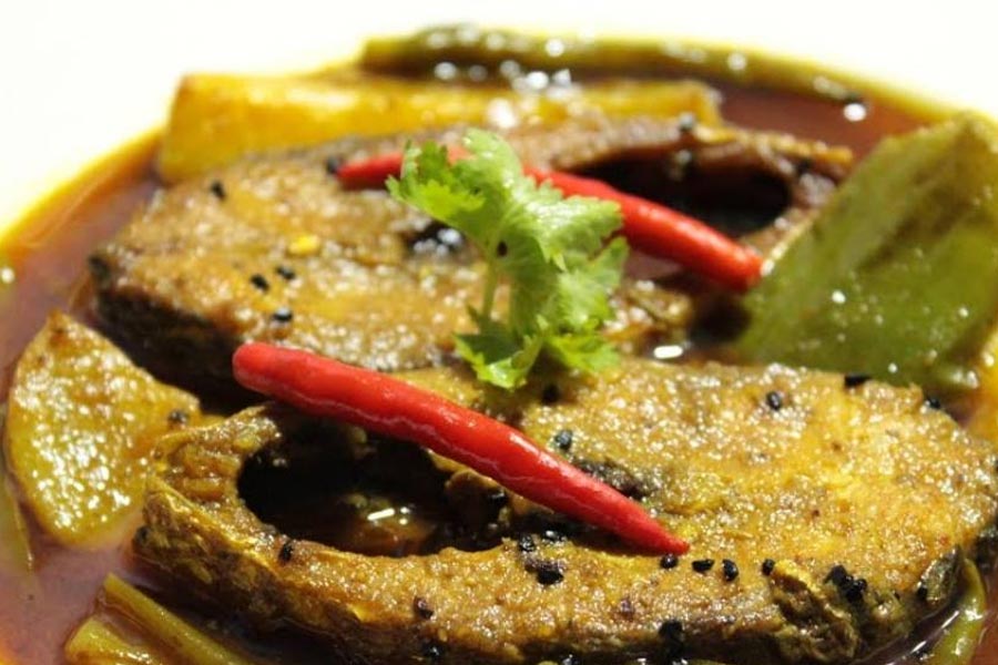 বাড়িতে ইলিশ রাঁধবেন অথচ মাছের গন্ধে সারা বাড়ি ম ম করবে না, তা কী করে হয়। 