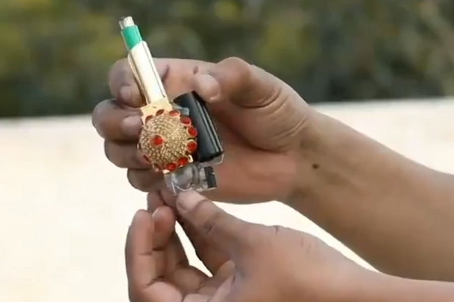 লিপস্টিকে বন্দুকের নল।