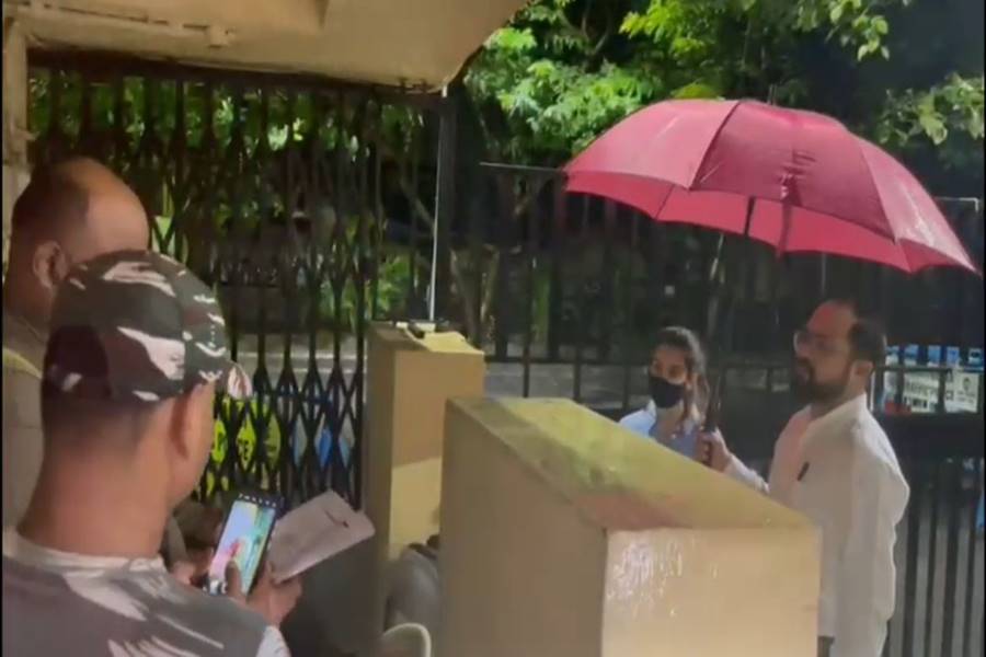 আইনজীবীর সঙ্গে মেনকা।