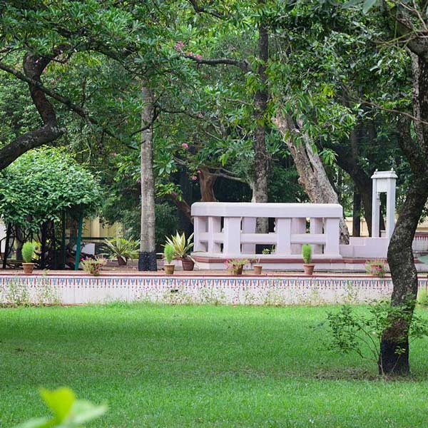  বেদির উপর ভেঙে পড়া গাছ রবিবার সরানো হয়েছে। মূল সৌধ যাতে খুব তাড়াতাড়ি পুনর্নির্মাণ করা যায় সে জন্য কেন্দ্রীয় সরকারের পুরাতত্ত্ব সর্বেক্ষণ বিভাগের (এএসআই) সঙ্গে ইতিমধ্যে যোগাযোগ করা হয়েছে বলে বিশ্বভারতী সূত্রে খবর। 