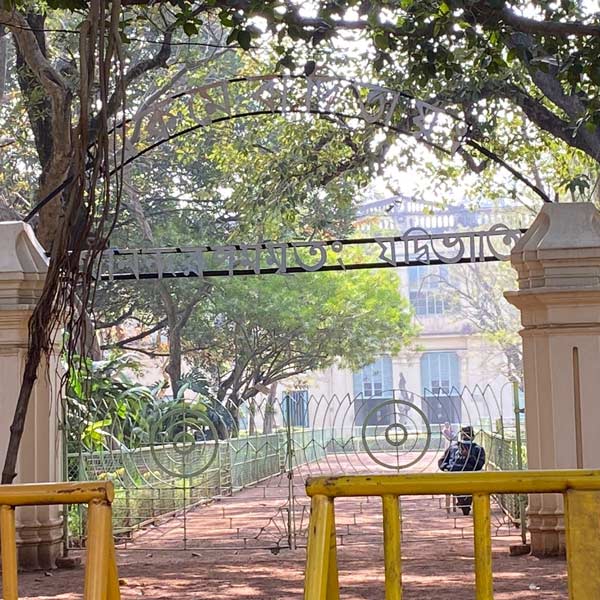 শান্তিনিকেতনের অপার সৌন্দর্য, রূপ বরাবরই আকর্ষণীয়। বিশেষত ঋতু বদলের সঙ্গে সঙ্গে শান্তিনিকেতনের চেহারারও বদল ঘটে। শীত, বর্ষা, বসন্তে রবিঠাকুরের এই জায়গার দৃষ্টিনন্দন রূপ ভোলার নয়। 