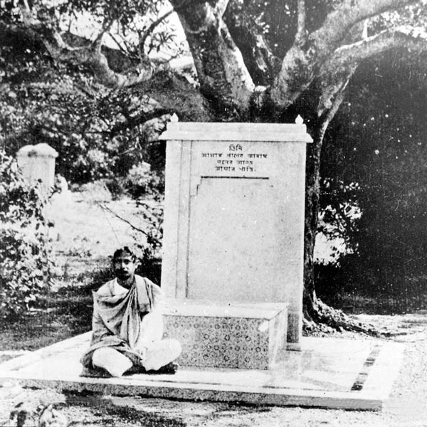 ছাতিমতলার সঙ্গে বহু উজ্জ্বল স্মৃতিই জড়িয়ে রয়েছে। ছাতিমতলাকে মহর্ষির সাধনাবেদিও বলা হয়। 