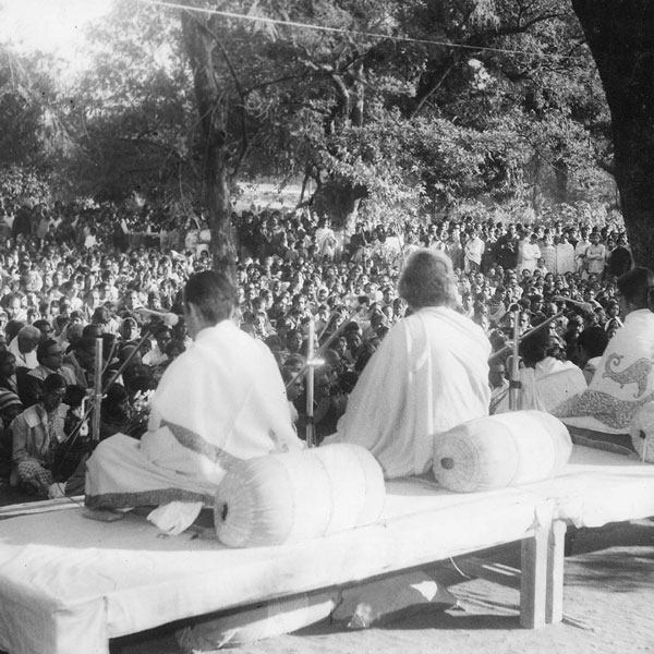 আশ্রম প্রতিষ্ঠার পর থেকে দীক্ষা দিবসের অনুষ্ঠান হয়ে আসছে এই ছাতিমতলায়। পৌষ উৎসবের সূচনাও এখান থেকেই।