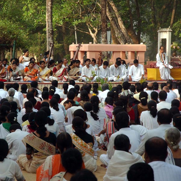 পৌষের উপাসনা ও মহর্ষির প্রয়াণদিবস উপলক্ষে স্মারক বক্তৃতা অনুষ্ঠান এখনও ছাতিমতলায় পালিত হয়। 