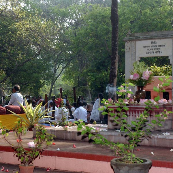 রবি ঠাকুরের একাধিক লেখাতে ছাতিমতলার উল্লেখ রয়েছে। ১৯৩০ সালে ২৫ অক্টোবর ইন্দিরাদেবীকে লেখা কবির চিঠিতেও ছাতিমতলার উল্লেখ পাওয়া যায়। 