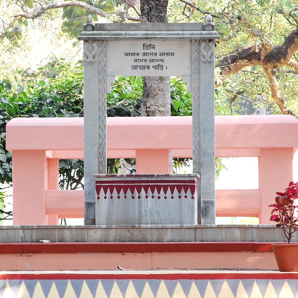 চিঠিতে রবি ঠাকুর লিখেছিলেন, ‘‘আমার শ্রাদ্ধ যেন ছাতিম গাছের তলায় বিনা আড়ম্বরে বিনা জনতায় হয়— শান্তিনিকেতনের শালবনের মধ্যে আমার স্মরণের সভা মর্মরিত হবে, মঞ্জরিত হবে, যেখানে যেখানে আমার ভালোবাসা আছে, সেই সেইখানেই আমার নাম থাকবে।’’