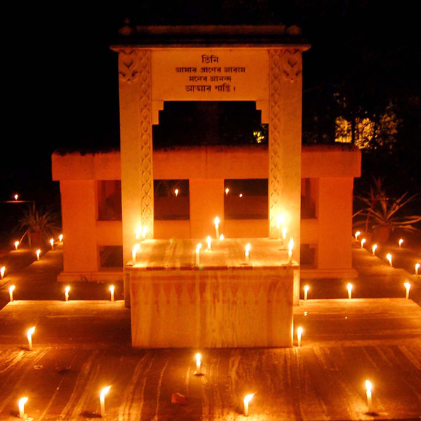 রবীন্দ্রনাথের প্রয়াণের পর ১৯৪২ সালে চিনের সর্বময় কর্তা চিয়াং কাই শেক ও তাঁর স্ত্রী শান্তিনিকেতনে গিয়েছিলেন। রবীন্দ্রনাথের প্রতি তাঁদের অসীম শ্রদ্ধা ছিল। রবীন্দ্রনাথের স্মৃতিরক্ষার্থে তাঁরা বিশ্বভারতীকে ৫০,০০০ টাকা অনুদান করেছিলেন। 