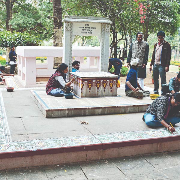 বর্তমানে ছাতিমতলার যে চেহারা দেখা যায়, তখন তা ছিল না। সেই অর্থে ছাতিমতলার এই বেদি সংস্কার করা হয়েছিল।