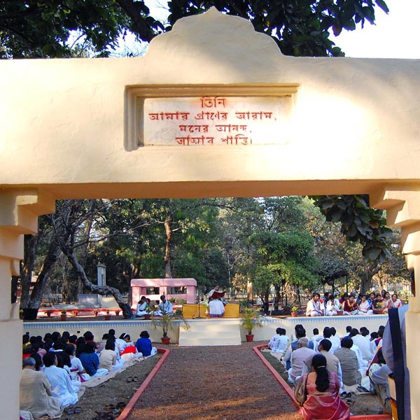 ছাতিমতলার মতো এমন ঐতিহ্যবাহী স্থানের ক্ষতি হওয়ায় ব্যথিত আশ্রামিক, প্রাক্তনী ও পড়ুয়ারা। সঠিক পরিচর্যার অভাবেই এই পরিণতি বলে তাঁদের অনেকের দাবি। 