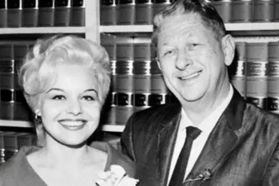 কারও সঙ্গে ঘর করেছেন ১৯ দিন, কারও সঙ্গে টানা ১১ বছর। বিশ্বে সবচেয়ে বেশি বার বিয়ে করে গিনেস বুক অব রেকর্ডসে নজিরও গড়েছেন গ্লিন উলফ।