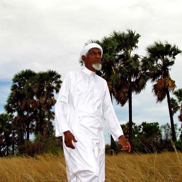 পড়াশোনা করেছেন সপ্তম শ্রেণি পর্যন্ত। পুঁথিগত পড়াশোনার উপর বিশ্বাস ছিল না মানিকফনের। তিনি মানতেন, পরিবেশের কাছাকাছি থাকলেই অনেক কিছু শেখা যায়।