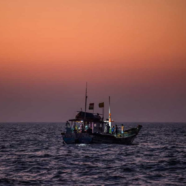 মানিকফনের বাবা পড়াশোনার সূত্রে তাঁকে কুন্নুরে পাঠিয়েছিলেন। কিন্তু তিনি মাঝপথে পড়াশোনা ছেড়ে চলে এসেছিলেন। মানিকফনের দাদু ছিলেন পেশায় মৎস্যজীবী। দাদুর সঙ্গেই মাছ ধরতে যেতেন তিনি।
