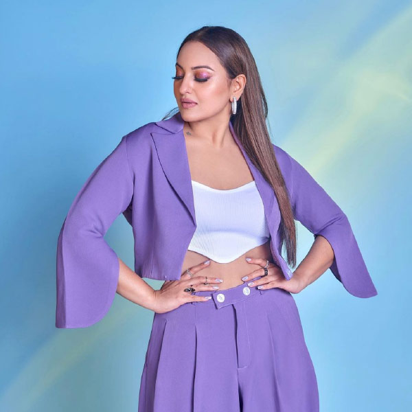 কিন্তু বলিপাড়ায় গুঞ্জন ছড়াতে থাকে যে, সোনাক্ষী বলিউডে পা রাখার পর দুই অভিনেত্রীর মধ্যে প্রতিযোগিতা শুরু হয়।