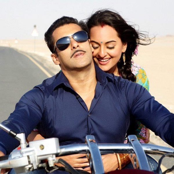 ২০১০ সালে সলমন খানের হাত ধরে ‘দবাং’ ছবিতে প্রথম অভিনয় করেন সোনাক্ষী।