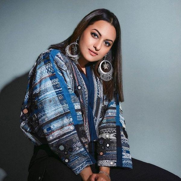 ক্যাটরিনা যে বিজ্ঞাপনগুলিতে দীর্ঘকাল ধরে অভিনয় করে আসছিলেন, তার অধিকাংশ চলে আসে সোনাক্ষীর কাছে।