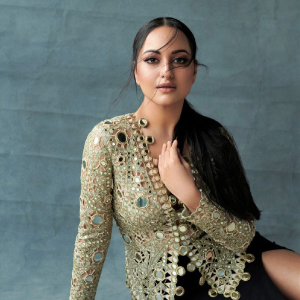 কানাঘুষো শোনা যায়, সলমনের সঙ্গে সোনাক্ষী কাজ করছিলেন বলে ক্যাটরিনার বদলে সকলে সোনাক্ষীকেই কাজের সুযোগ দিচ্ছিলেন।