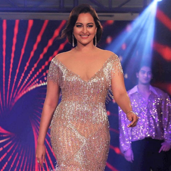 বলিপাড়ার অনেকেরই দাবি ছিল, সোনাক্ষী ইন্ডাস্ট্রিতে আসার পর ক্যাটরিনার কাছ থেকে কাজ ছিনিয়ে নিতে শুরু করেছেন।