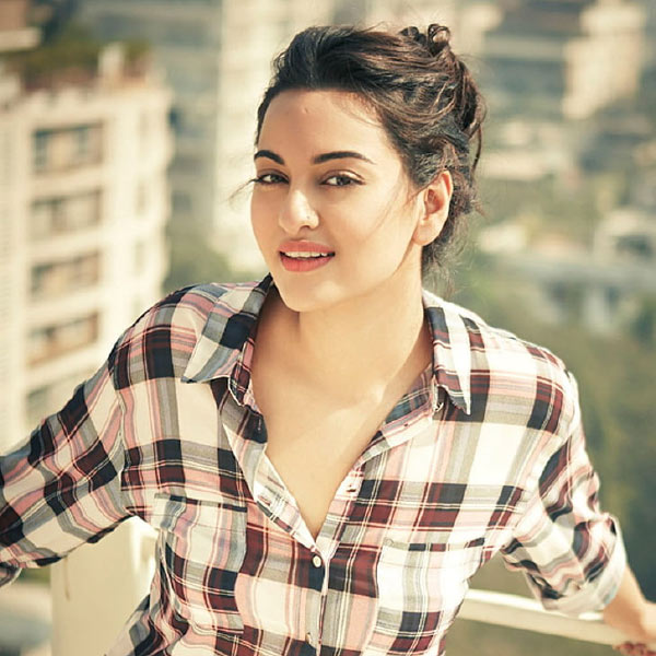 সোনাক্ষীর মা এই প্রসঙ্গে মন্তব্য করেন যে, এগুলো সবই গুজব। সোনাক্ষী নেটমাধ্যমে ক্যাটরিনার উদ্দেশে পোস্ট করে জানান, এগুলি সবই মনগড়া কথা।