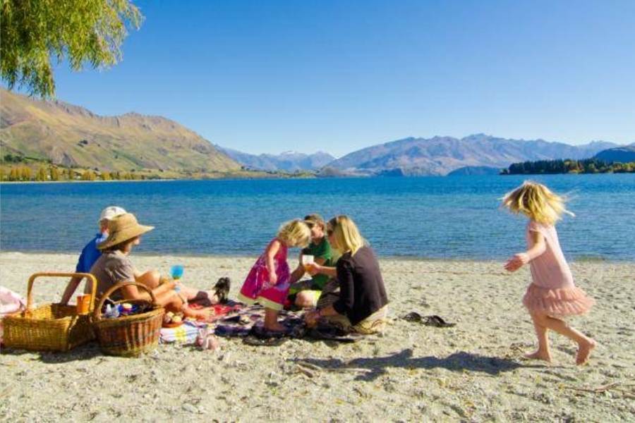  খাবার: বাচ্চারা পরিমাণে কম খেলেও খুব ঘন ঘন তাদের খিদে পায়। পাল্লা দিয়ে চড়তে থাকে মেজাজের পারদও। বাচ্চার জেদ ও বিরক্তি এড়াতে সঙ্গে রাখুন নানা রকম মুখরোচক খাবার।