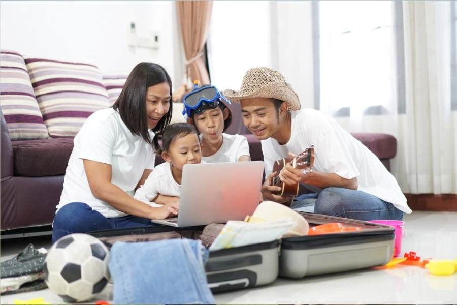 ছাড়: বহু বেড়ানোর জায়গায় বাচ্চাদের জন্য খাওয়াদাওয়া, পরিবহণ, হোটেলের ঘরভাড়া, প্রবেশ মূল্য ইত্যাদিতে আকর্ষণীয় ছাড় থাকে। যে কোনও জায়গায় যাওয়ার আগে বাচ্চাদের জন্য কী সুযোগসুবিধা আছে, জেনে নেওয়া ভাল। 