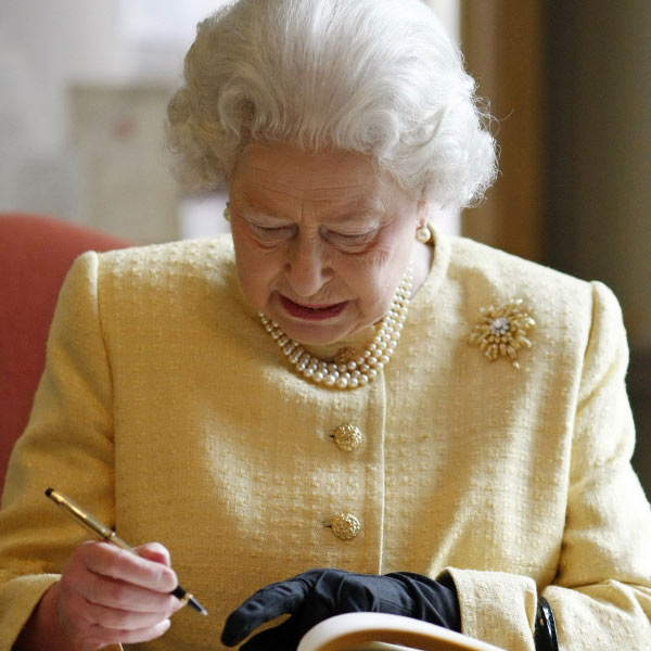 ক্লোভার আরও জানান, এই চিঠির উপর রয়েছে রানির সাদামাটা স্বাক্ষর।