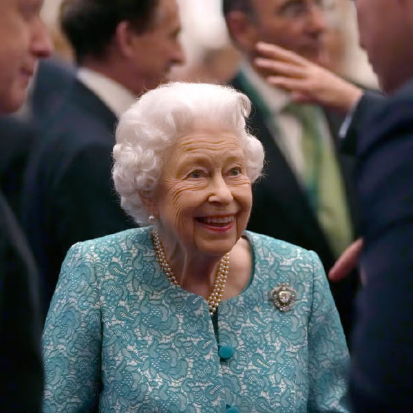 অস্ট্রেলিয়ার রাষ্ট্রপ্রধানের পদে ছিলেন রানি দ্বিতীয় এলিজাবেথ। ১৯৯৯ সালে রানিকে রাষ্ট্রপ্রধানের পদ থেকে সরানোর বিষয়ে গণভোট হয়। কিন্তু এই নির্বাচনে ৫৫ শতাংশ ভোট পড়েছিল রানিকে রাষ্ট্রপ্রধান রাখার পক্ষেই।