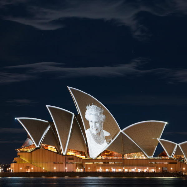 রানি দ্বিতীয় এলিজাবেথের প্রতি শ্রদ্ধা জানাতে শুক্রবার সিডনির প্রসিদ্ধ ‘অপেরা হাউস’-এ বিশেষ অনুষ্ঠানের আয়োজন করা হয়। আলোকসজ্জায় সাজানো হয় এই ভবন।