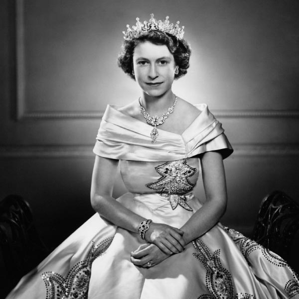 ১৯৫২ সালে বাবা ষষ্ঠ জর্জের মৃত্যুর পর ব্রিটেনের সিংহাসনে বসেন দ্বিতীয় এলিজাবেথ। তখন তিনি বছর পঁচিশের যুবতী। এর পর টানা ৭০ বছর ধরে তিনিই ব্রিটেনের সিংহাসনে ছিলেন।