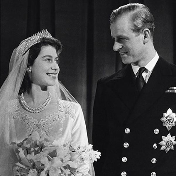 ১৯৪৭ সালের ৯ জুলাই প্রিন্স ফিলিপের সঙ্গে দ্বিতীয় এলিজাবেথের বিয়ে হয়। এর এক বছর পর ১৯৪৮ সালে তিনি প্রথম সন্তান তৃতীয় চার্লসের জন্ম দেন।