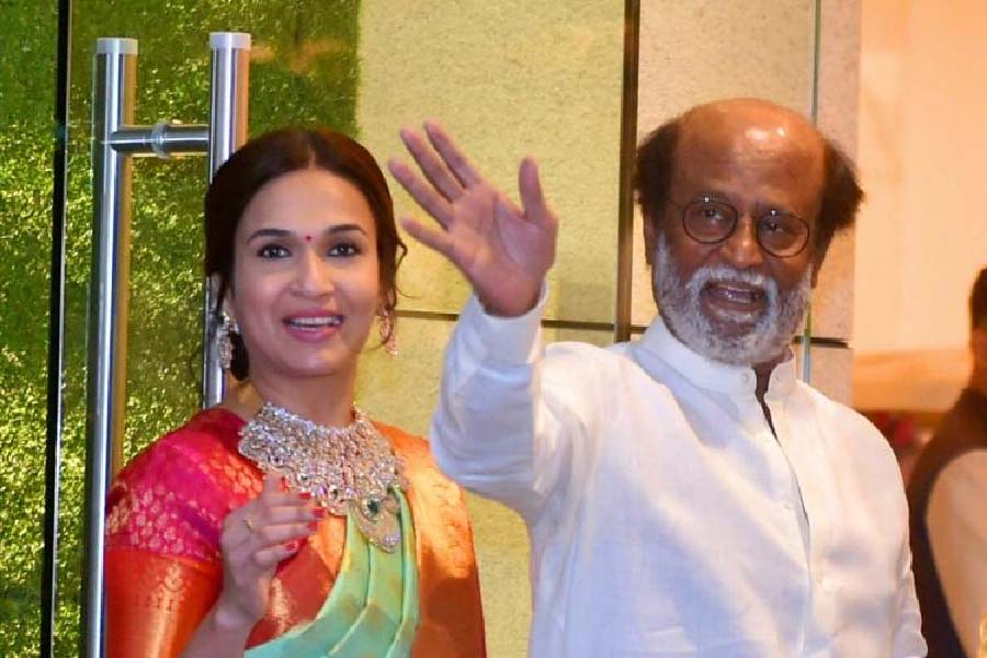 কচি আঙুলের মুঠোয় ধরা মায়ের তর্জনী। সাদাকালো ছবিতে যদিও মা অথবা সন্তানের মুখ দেখা যাচ্ছে না, তবে এ ছবি দিয়েই রজনীকান্তের ছোট মেয়ে জানিয়ে দিলেন, তাঁদের পরিবারে নতুন অতিথি এসেছে। রবিবার মা হলেন রজনীর ছোট মেয়ে সৌন্দর্যা।