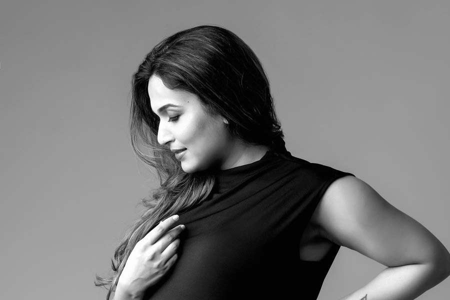 টুইটারে সৌন্দর্যা লিখেছেন, ‘ঈশ্বরের অশেষ কৃপা আর মা-বাবার আশীর্বাদে বেদের ছোট ভাই বীর রজনীকান্তকে স্বাগত জানাতে পেরে বিশ্বগণ, বেদ আর আমি রোমাঞ্চিত।’ 